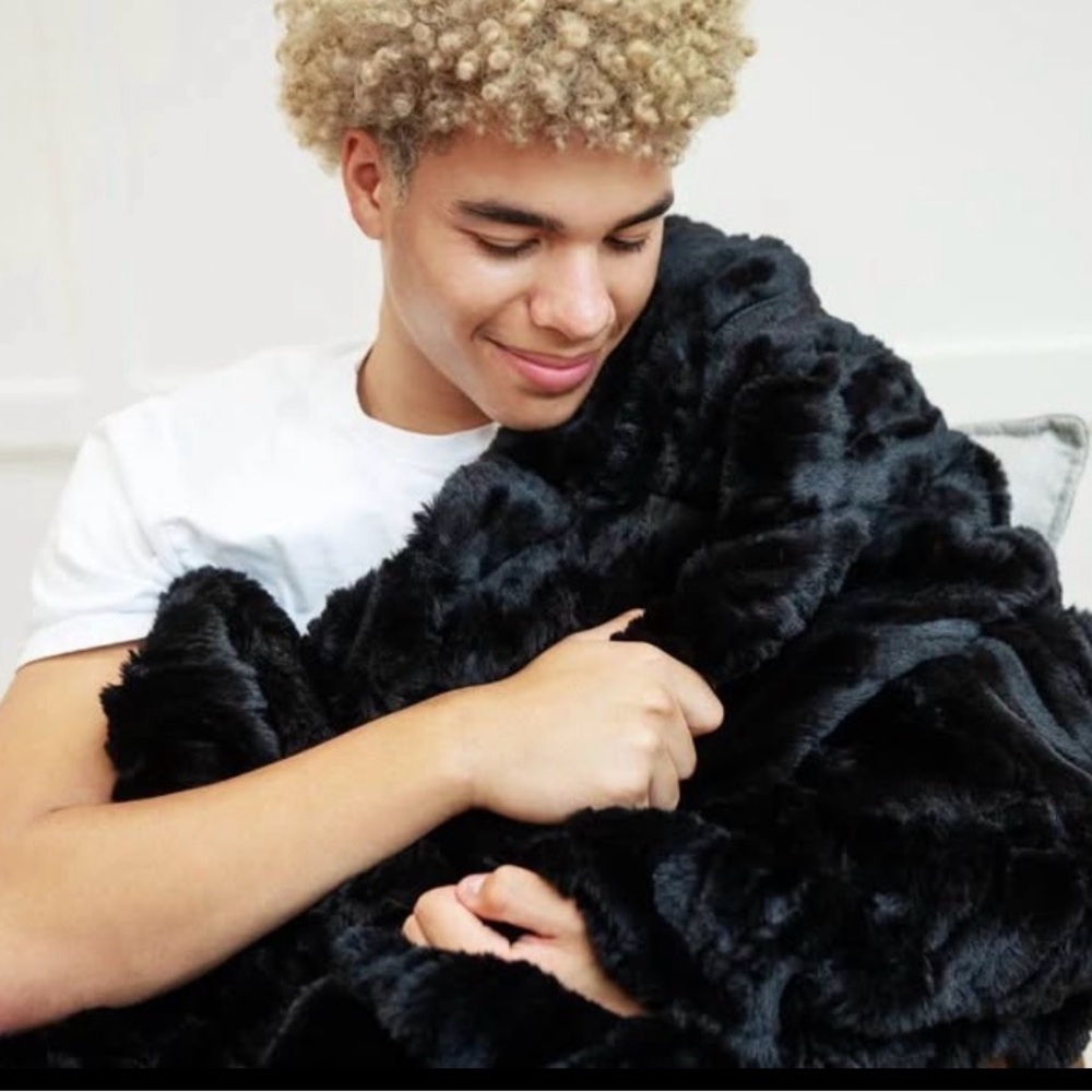 NWT Luxurious Black Faux Fur Minky Couture Throw Blanket